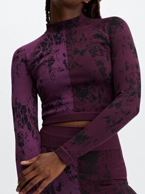 Fabletics Plum & Black Long-Sleeve Crop Top